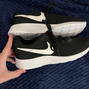 Women’s Nike Tanjun Tennis Shoe - Size 7